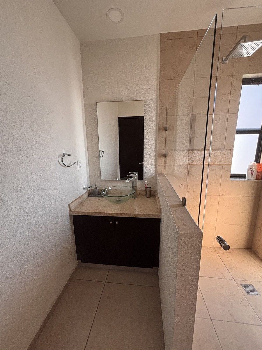 24 de 31: Baño completo compartido