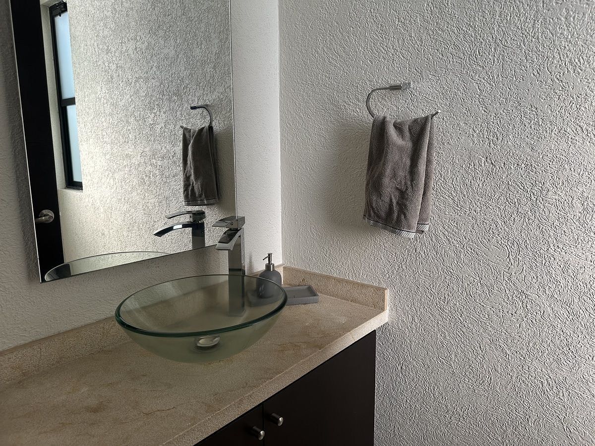 27 de 31: Medio baño de visitas