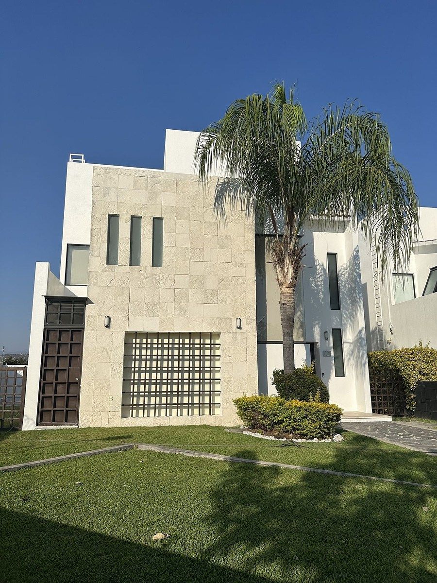 29 de 31: Dos lugares de estacionamiento y fachada principal