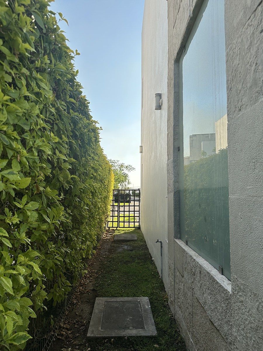 28 de 31: Pasillo de entrada al jardín para no entrar a casa