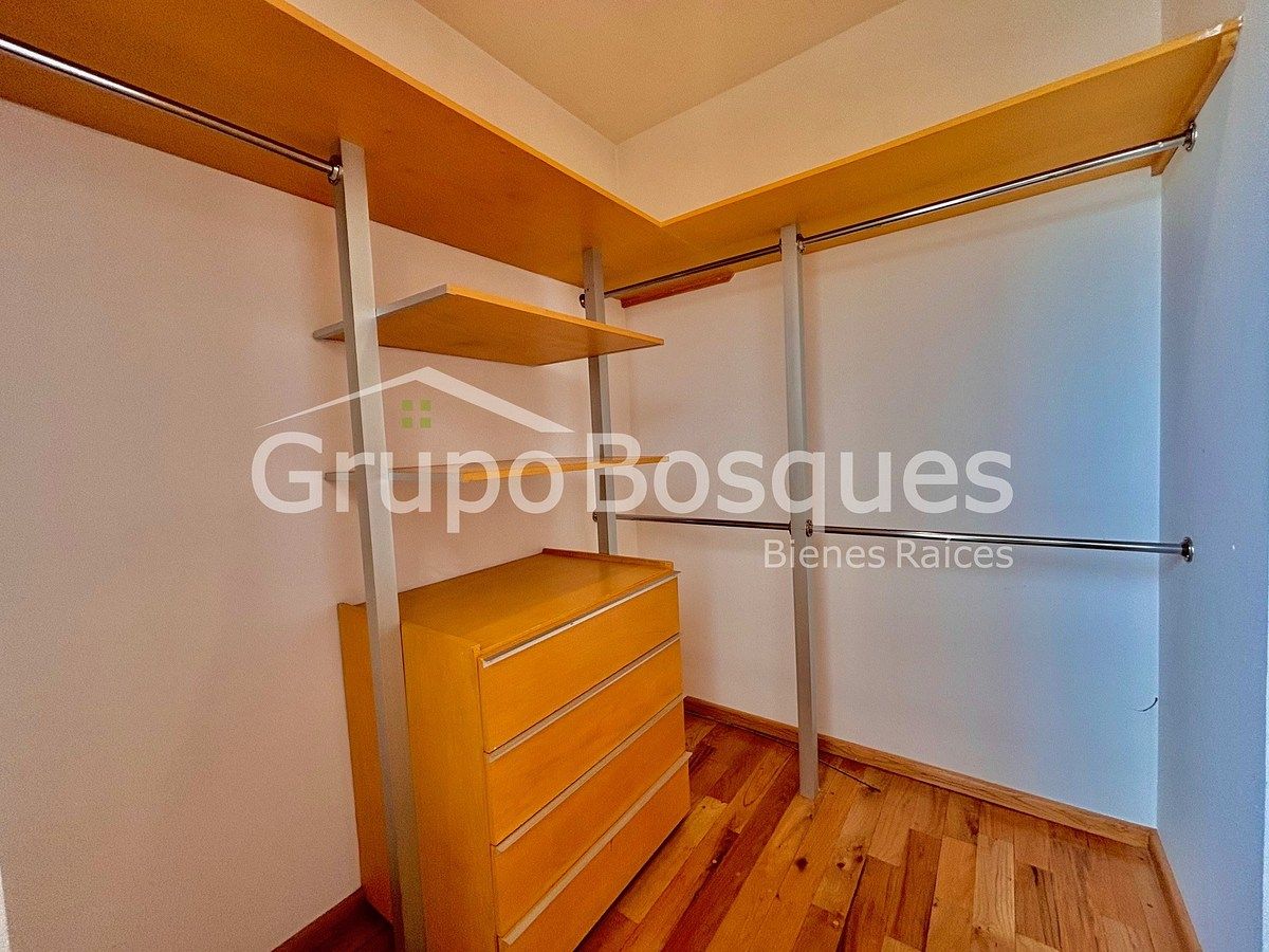 8 de 40: WALKING CLOSET R1