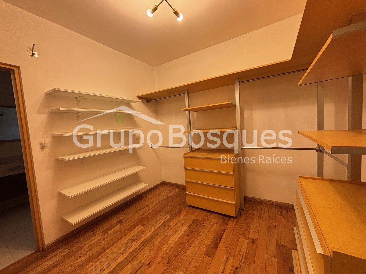 23 de 40: DOBLE WALKING CLOSET R2