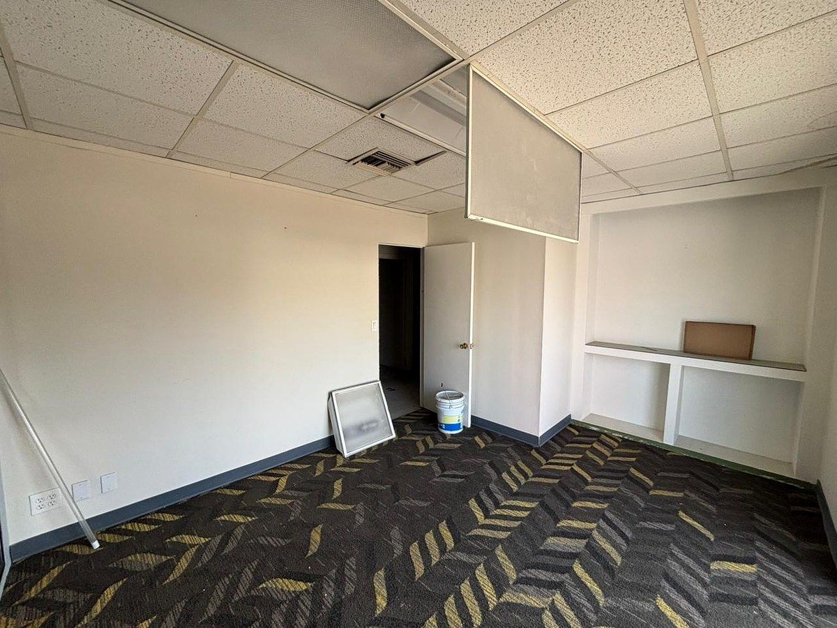 8 de 12: Cubículo oficina 2