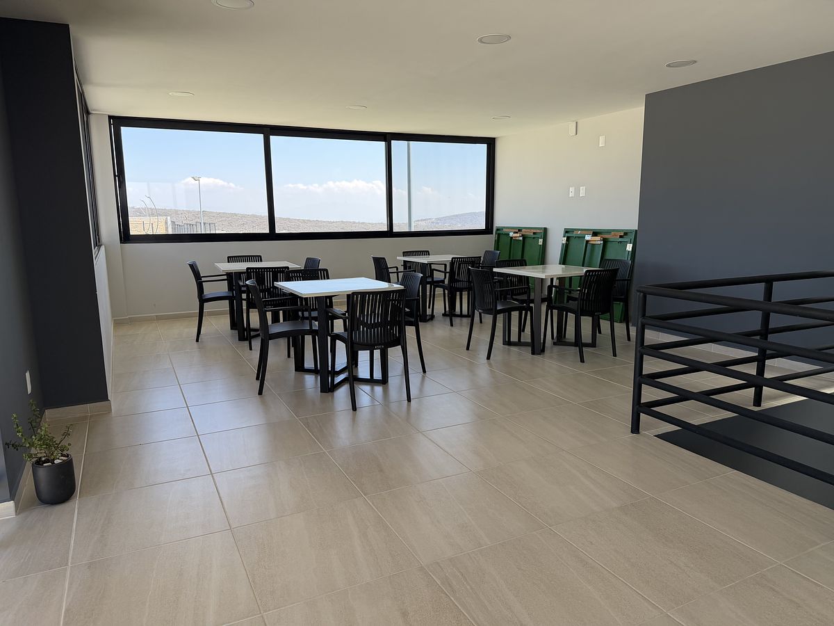 44 of 48: Cafetería