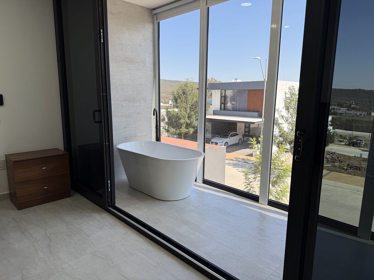 29 of 48: Bañera Recamara principal