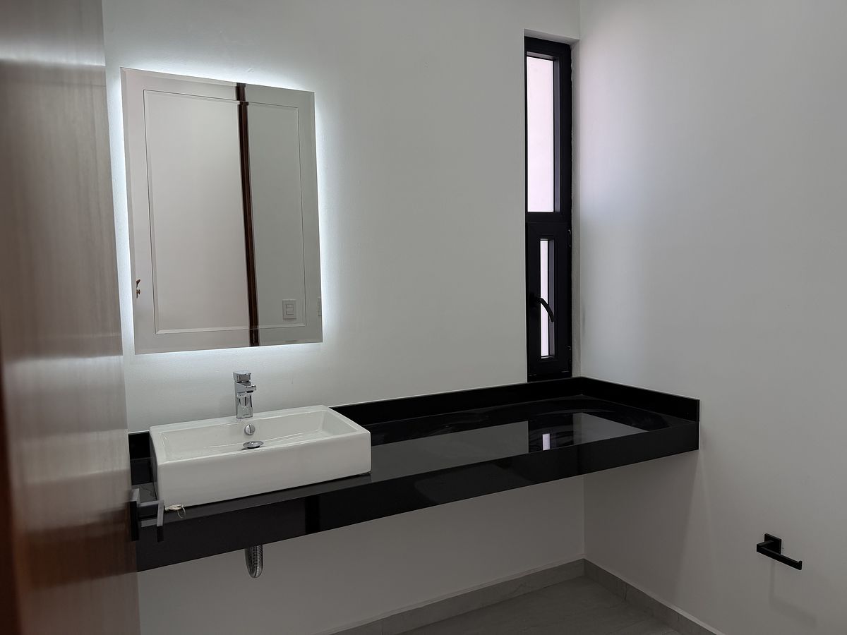 10 of 48: Baño de PB