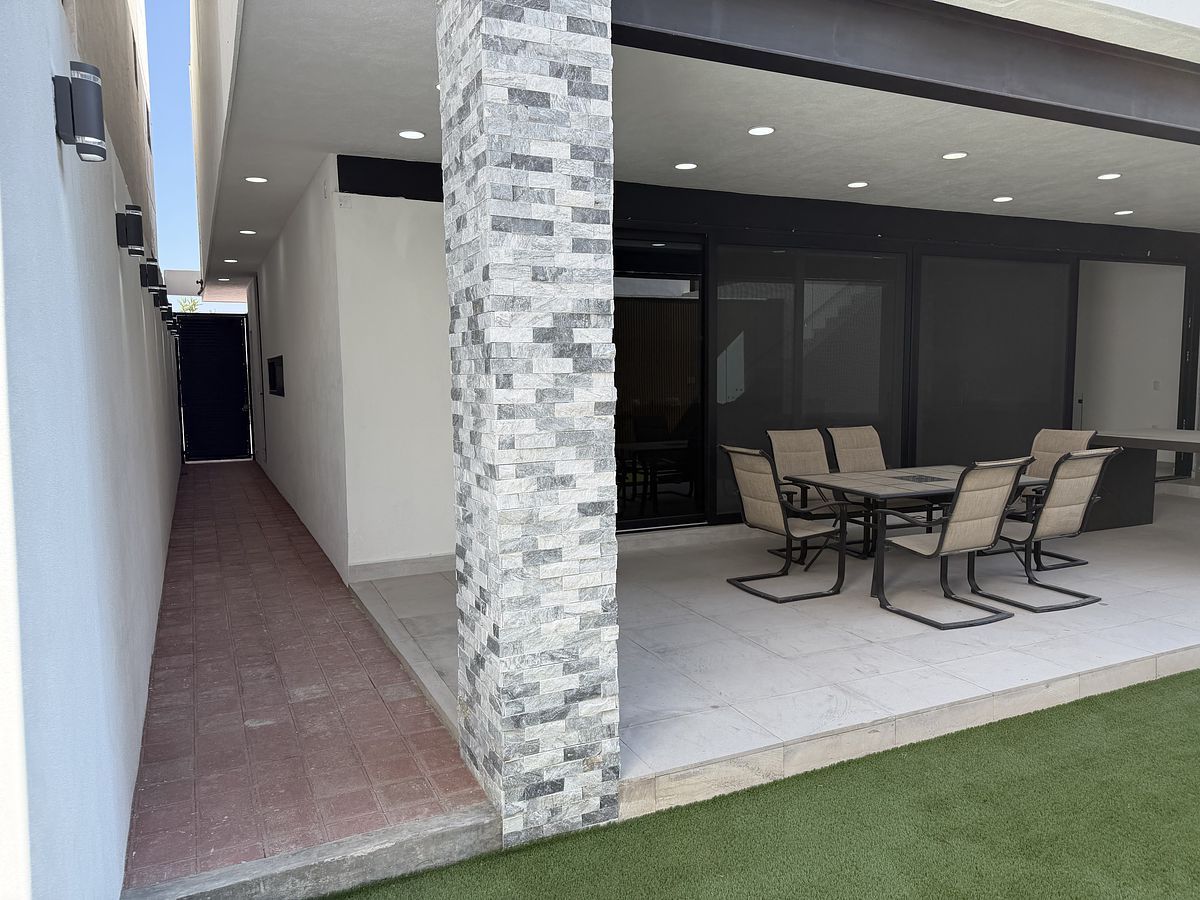 14 of 48: pasillo lateral