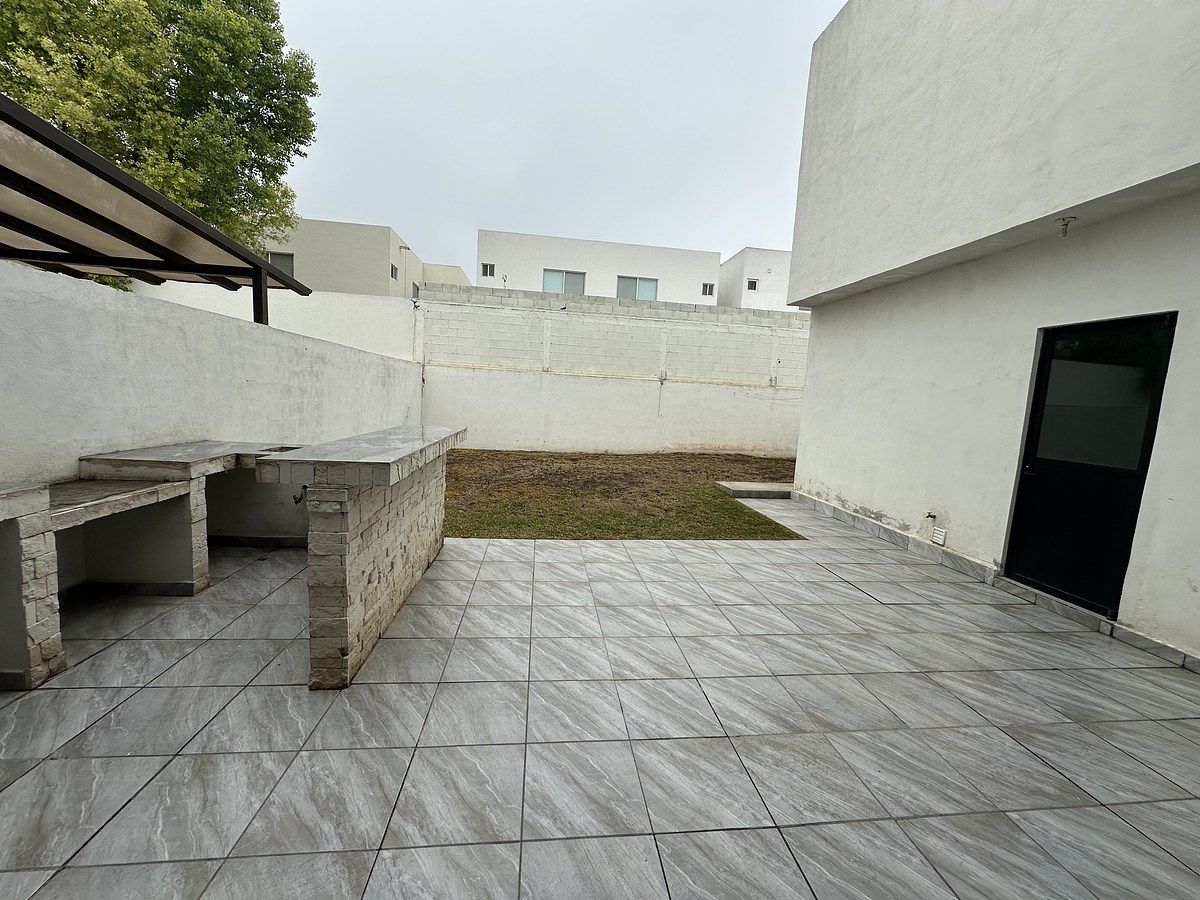 2 de 27: JARDÍN Y TERRAZA