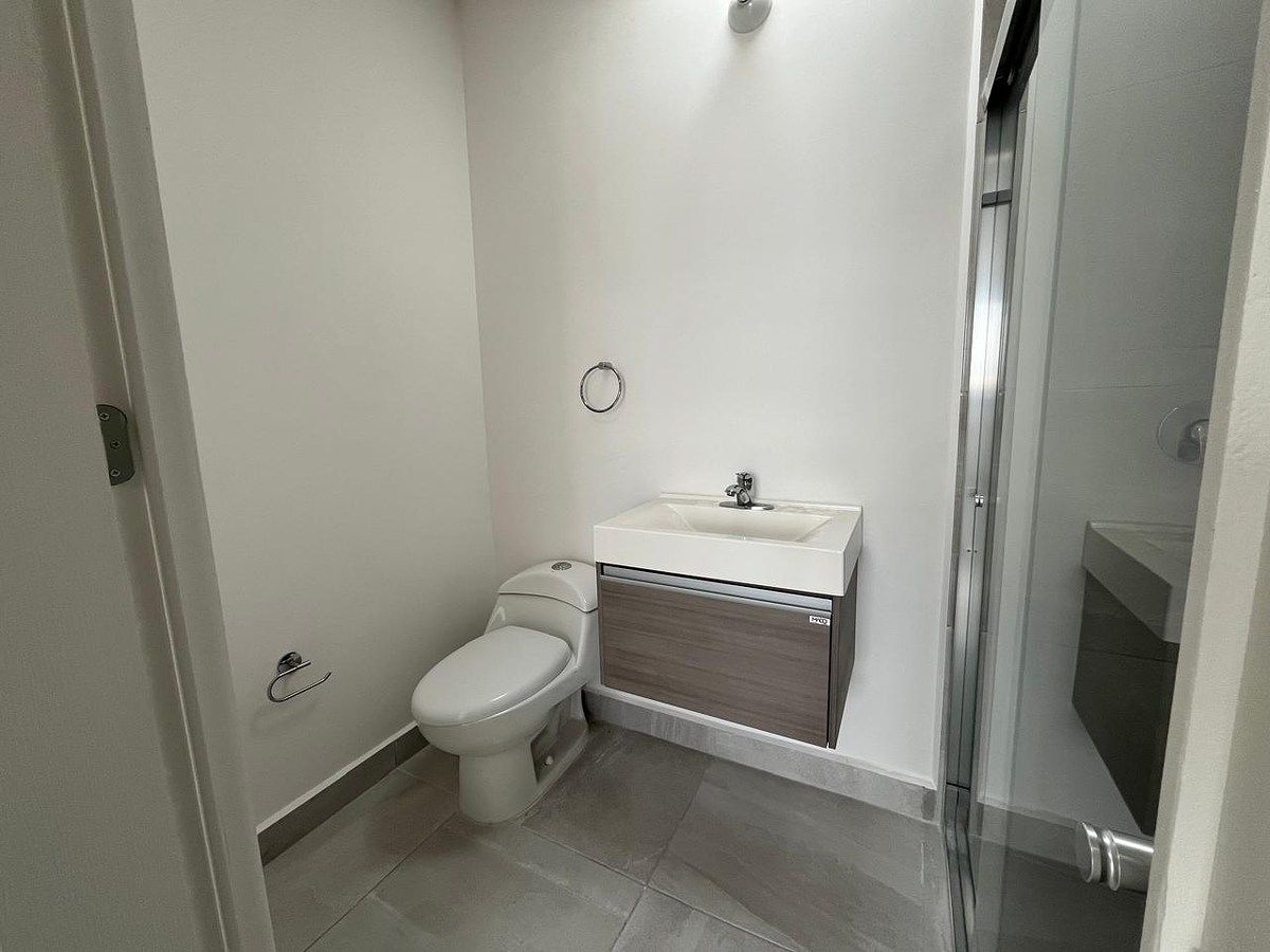 8 de 21: Baño completo.