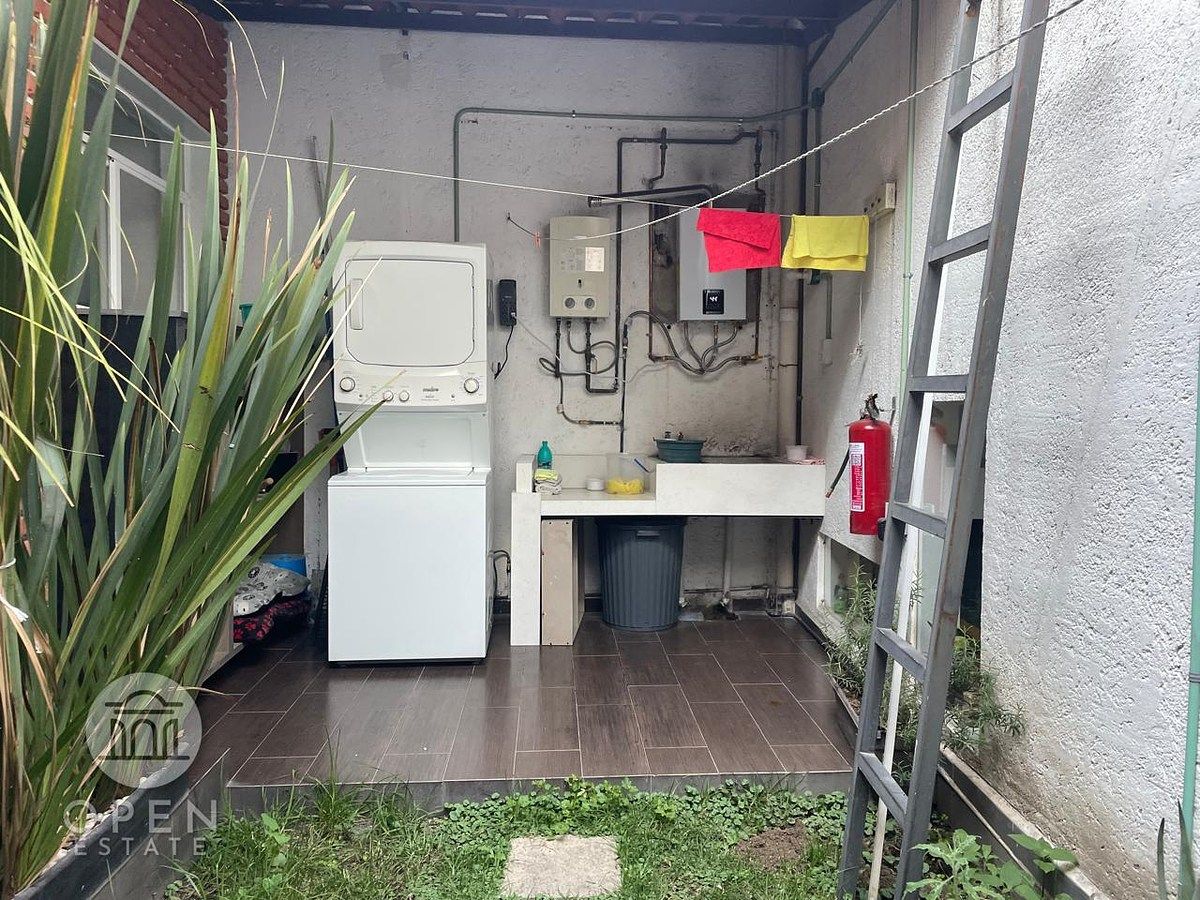 17 de 27: PATIO DE SERVICIO