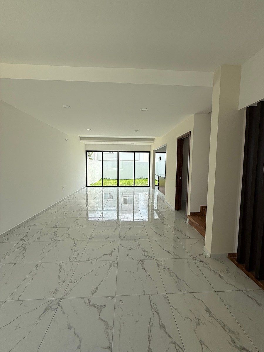 4 de 46: Amplio espacio sala comedor.