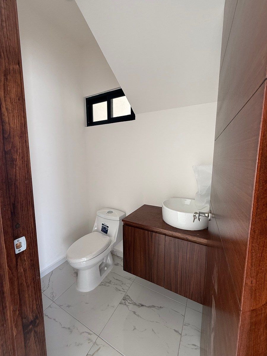 5 de 46: Medio baño en PB.