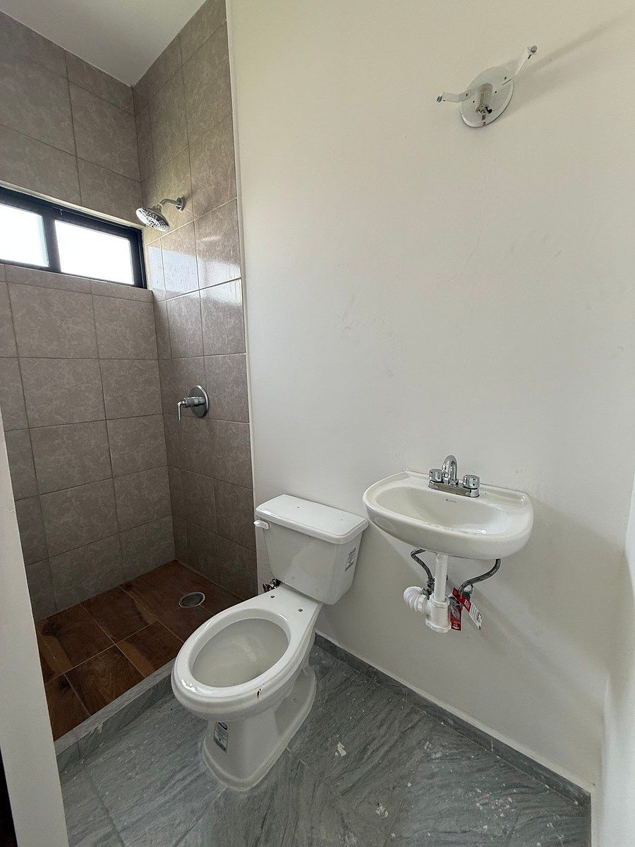 15 de 46: Baño completo en cuarto de servicio.