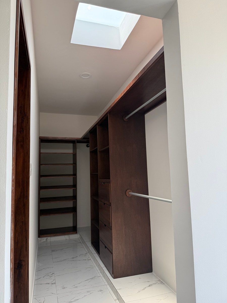 24 de 46: Walking closet / vestidor.