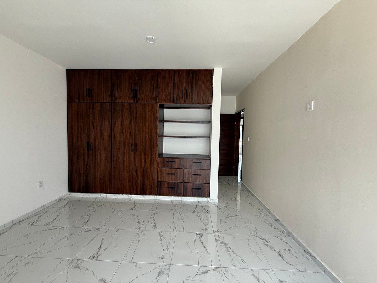 28 de 46: Recámara secundaria con clóset y baño completo.