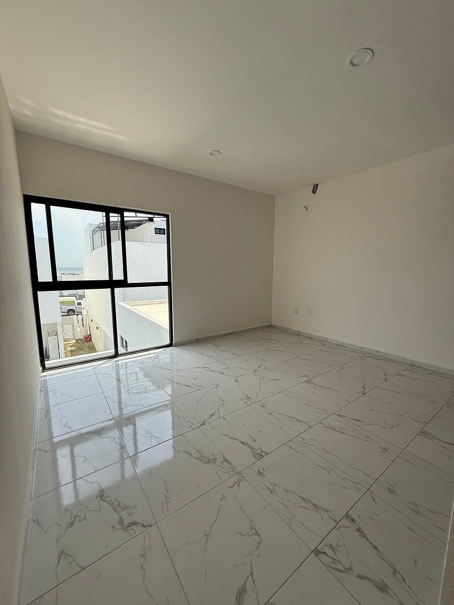 26 de 46: Recámara secundaria con clóset y baño completo.