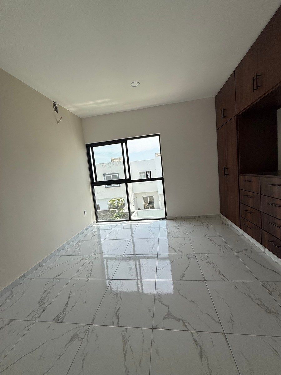 32 de 46: Recámara secundaria con clóset y baño completo.