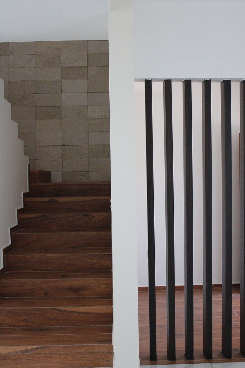 16 de 46: Escaleras junto a recibidor.