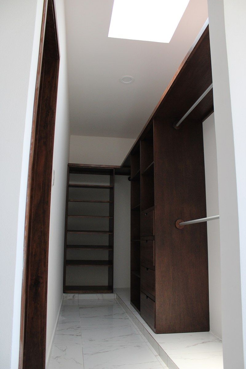 23 de 46: Walking closet / vestidor con tragaluz.