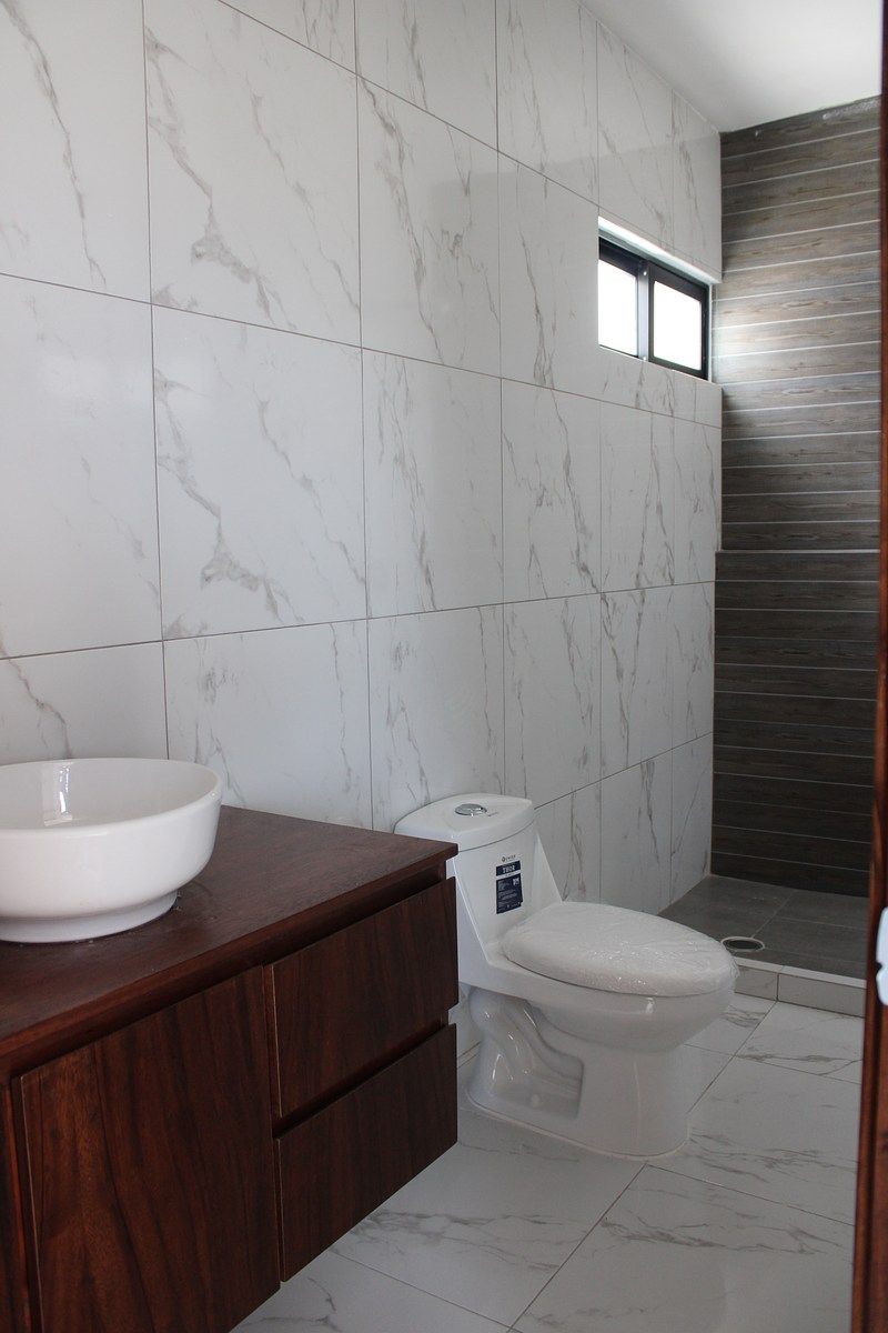 20 de 46: Baño completo con dos lavabos en recámara principal.