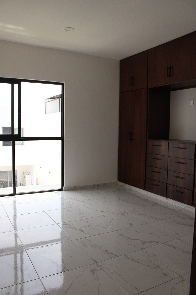 31 de 46: Recámara secundaria con clóset y baño completo.