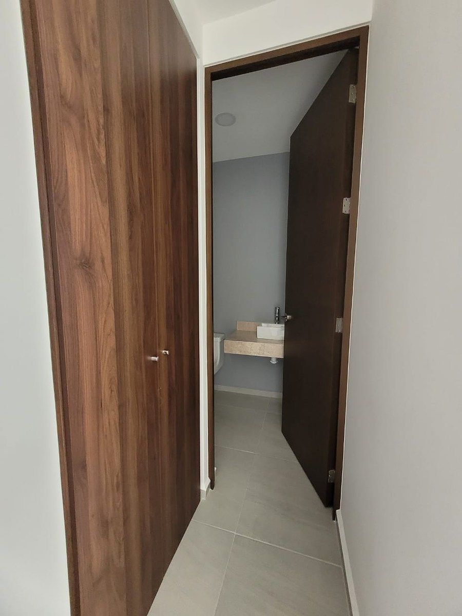 3 de 14: Medio Baño y Área de Lavado