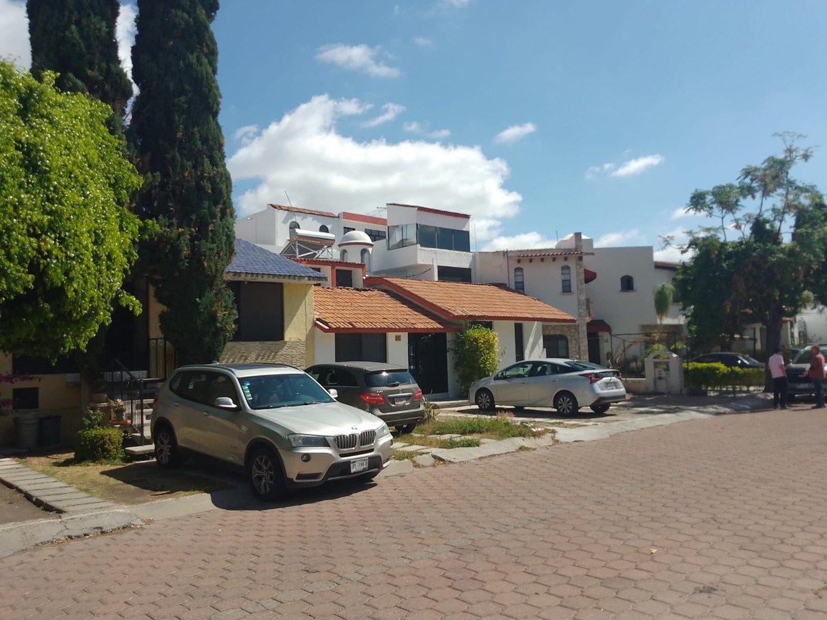 2 de 21: Fachada Principal | Acceso