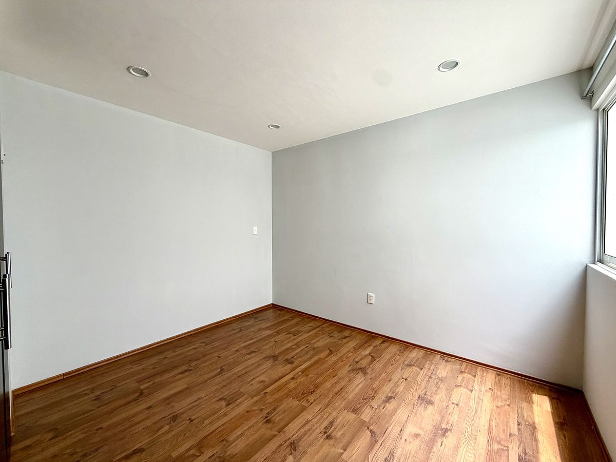 18 of 35: Recamara secundaria