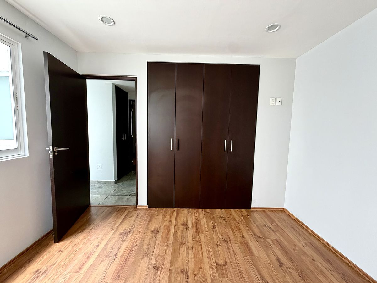 21 of 35: Recamara secundaria