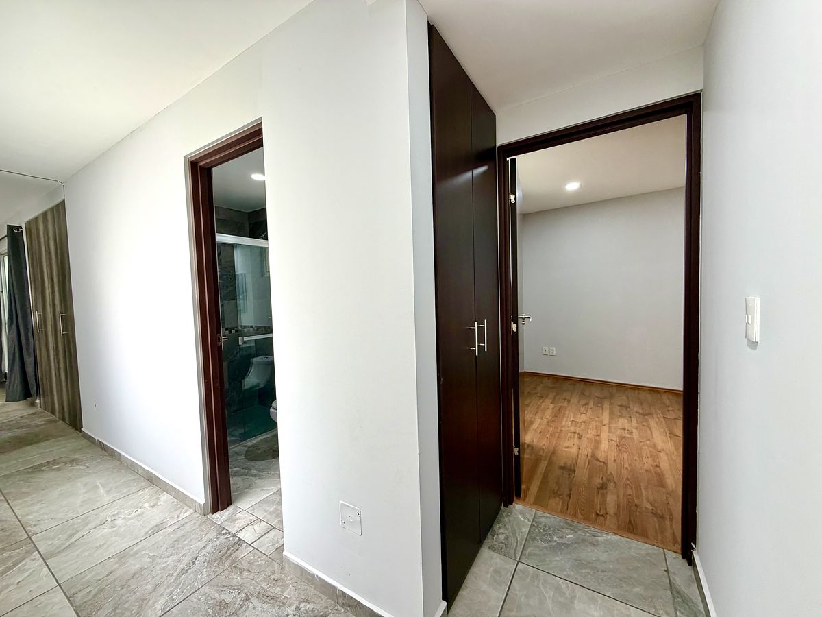 15 of 35: Pasillo de recamara principal que conecta a la recamara sec.