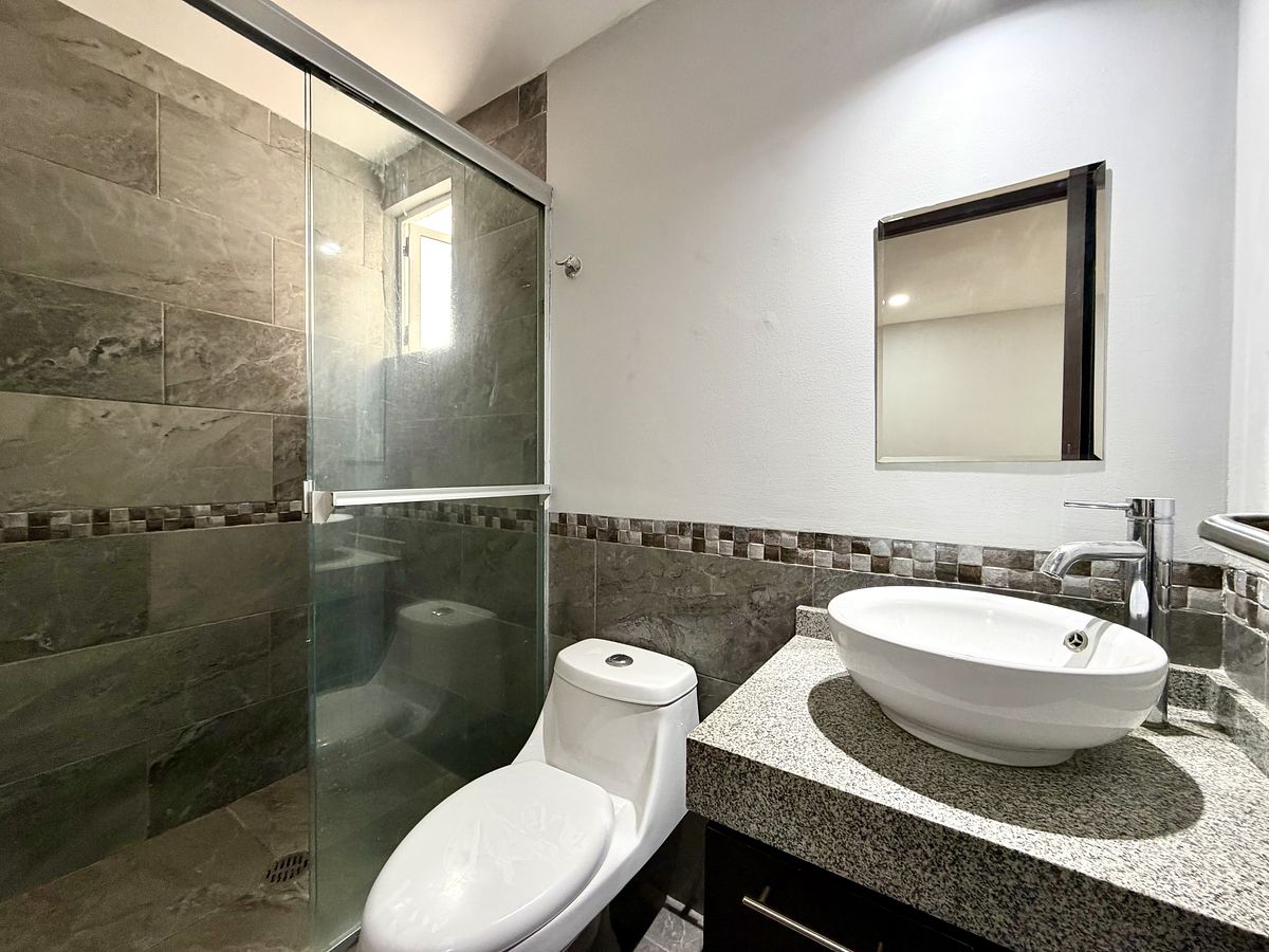 22 of 35: Baño completo de recamara secundaria compartido con visitas