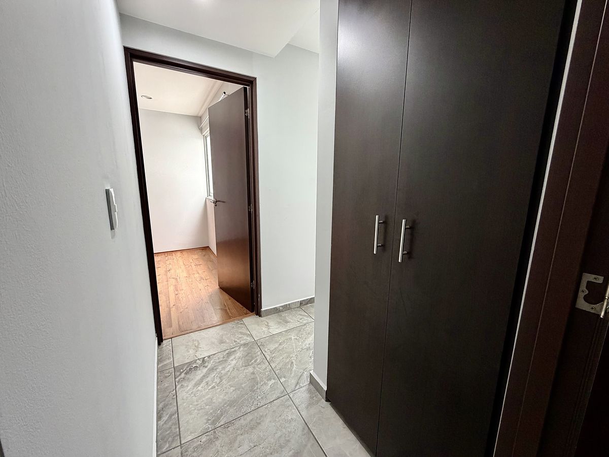 16 of 35: Pasillo de recamara principal que conecta a la recamara sec.