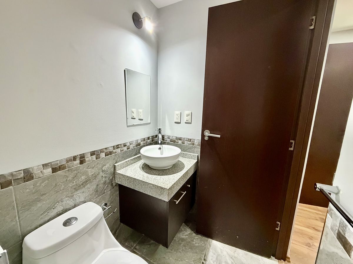 23 of 35: Baño completo de recamara secundaria compartido con visitas