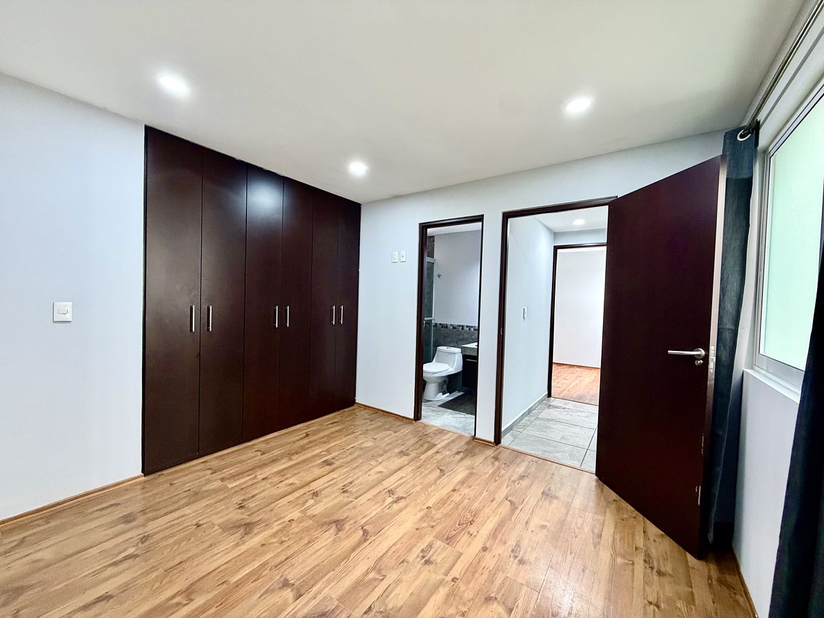 10 of 35: Recamara principal con baño privado