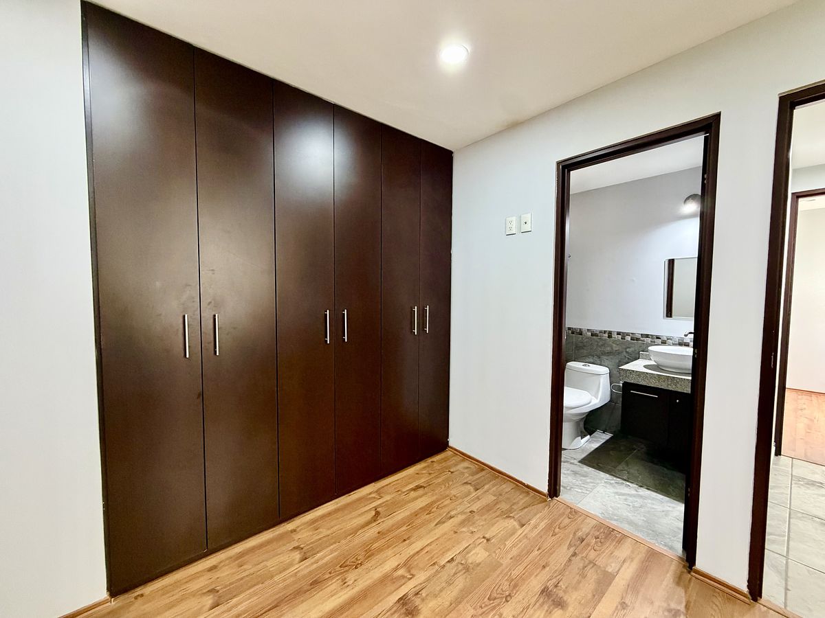 8 of 35: Recamara principal con baño privado