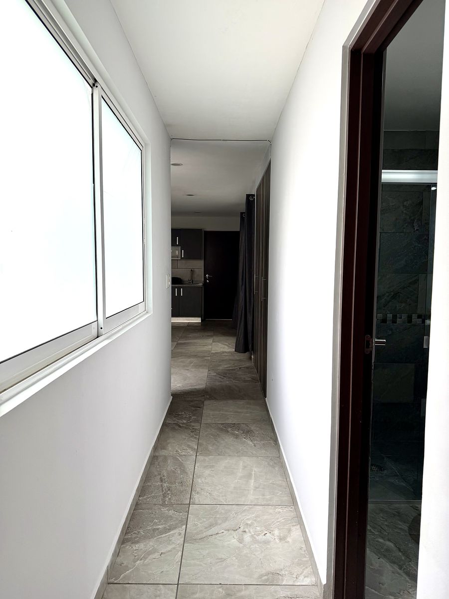 17 of 35: Pasillo de recamaras que conecta hacia baño y sala comedor