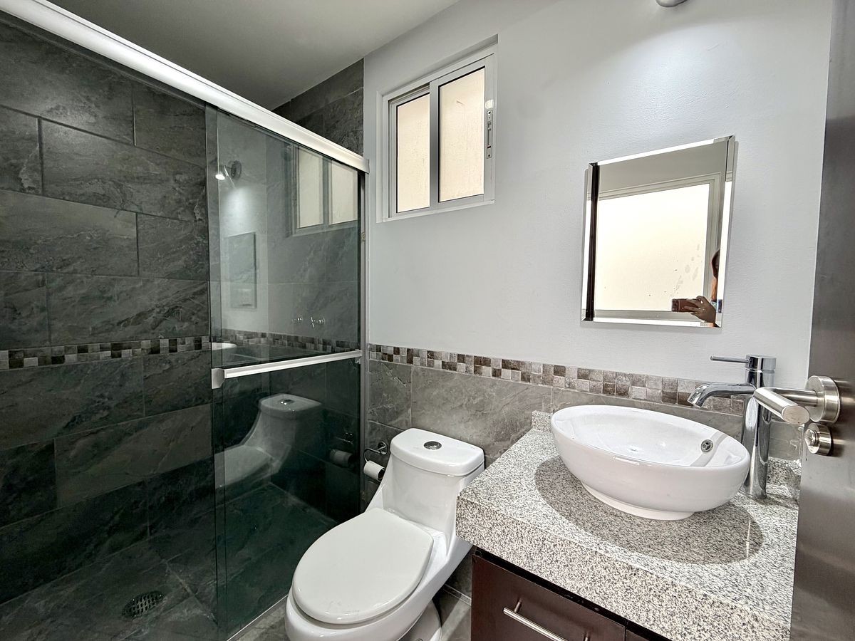 13 of 35: Baño de la recamara principal