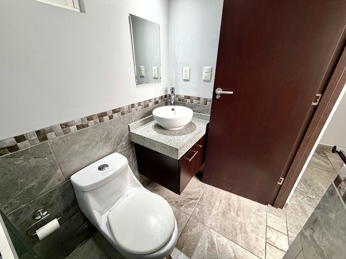 14 of 35: Baño de la recamara principal