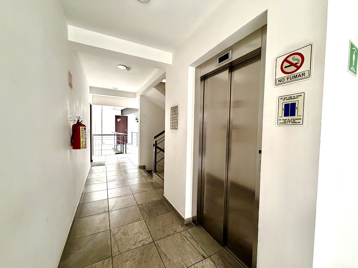 25 of 35: Elevador (area comun)