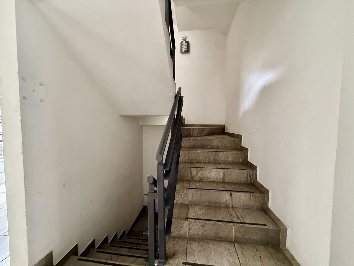 26 of 35: Escaleras (area comun)