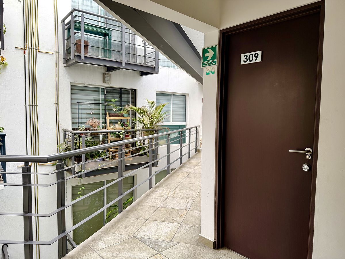 27 of 35: Area comun y entrada