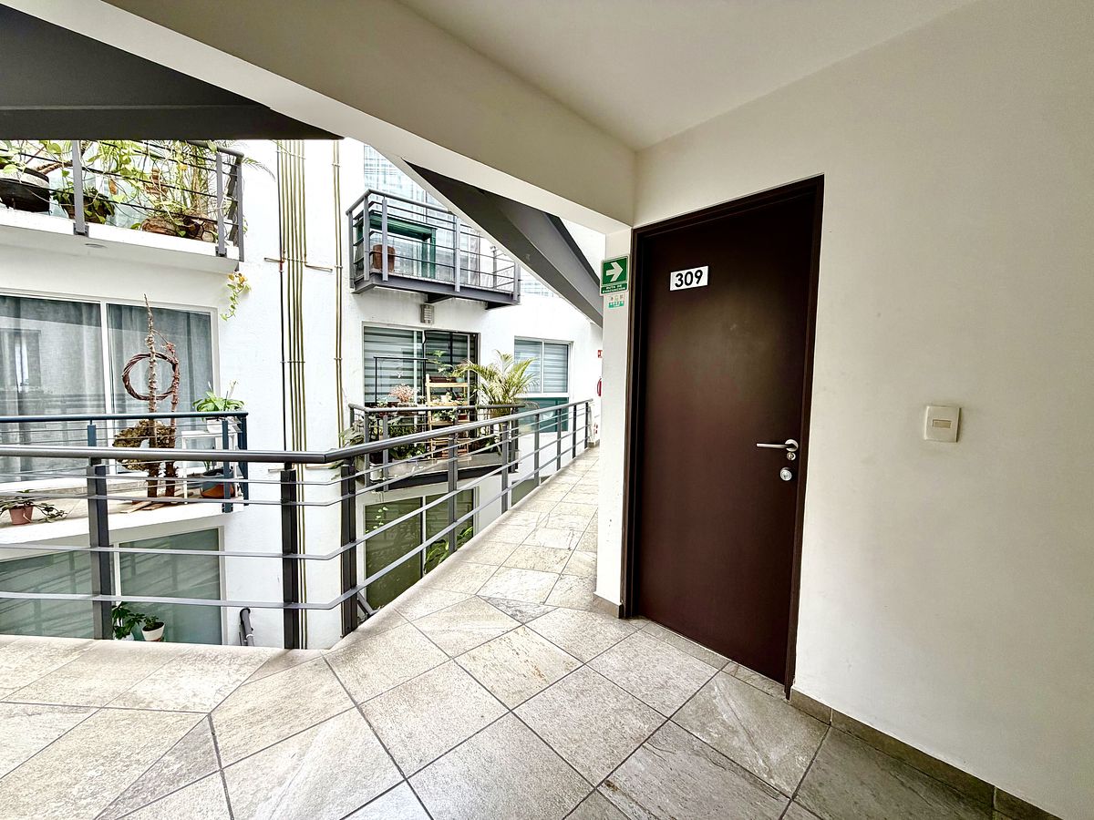 28 of 35: Area comun y entrada