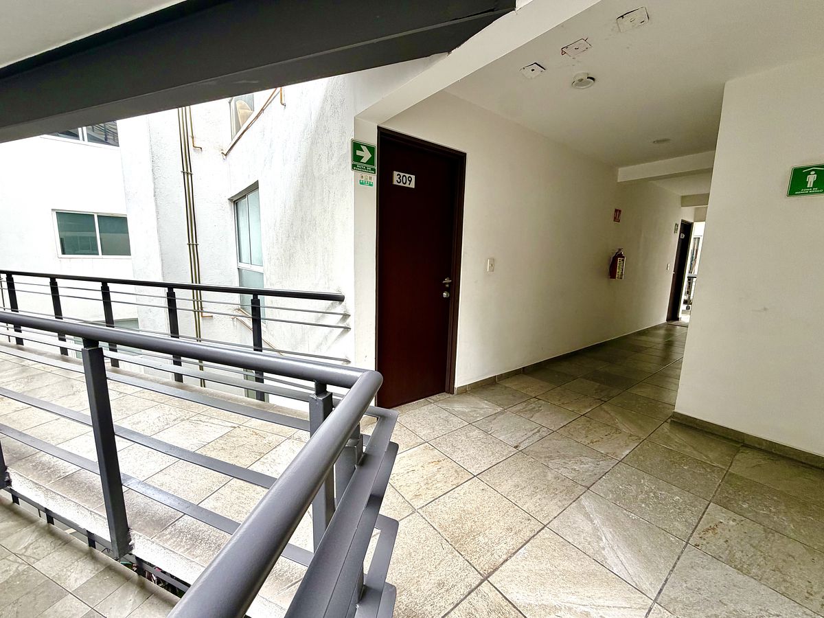 29 of 35: Area comun y entrada