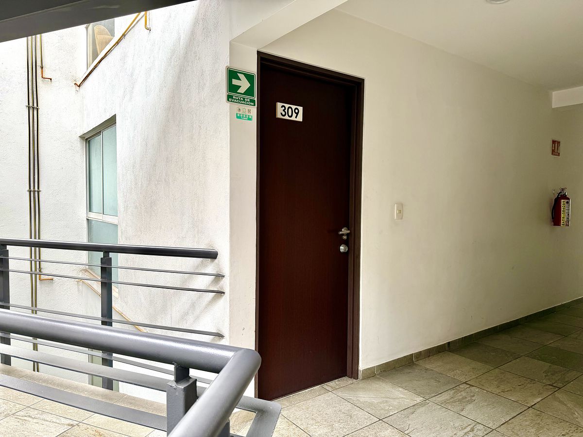 30 of 35: Area comun y entrada