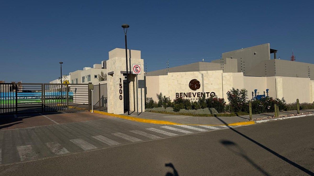 3 de 16: Entrada al Residencial