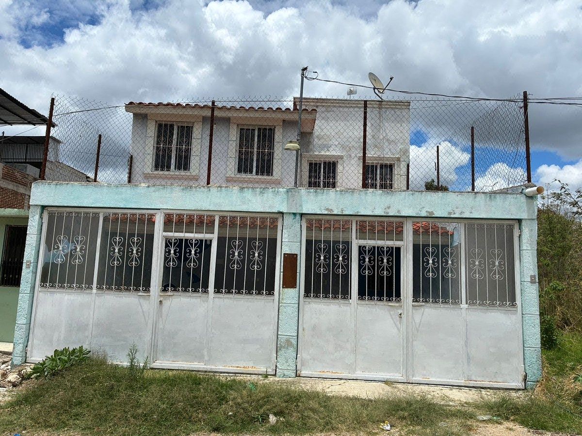 Casa con 4 recamaras muy cerca del club campestre