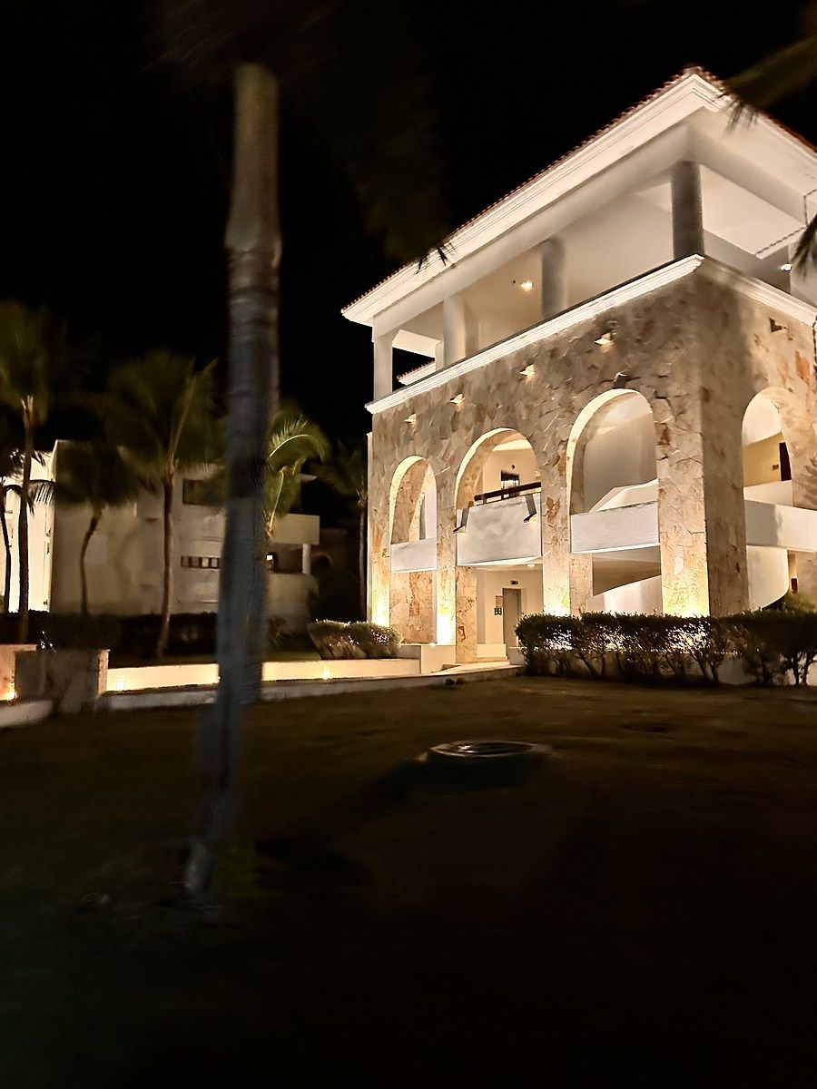 1 de 20: Apartment building view at night