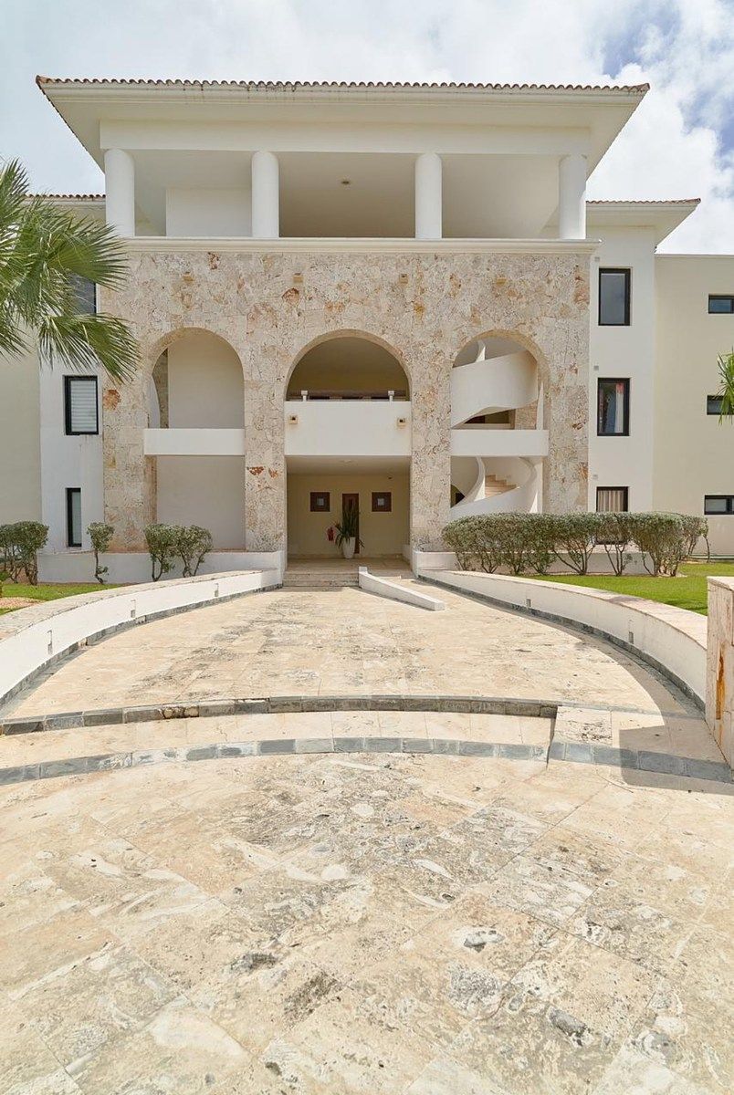 2 de 20: Building front view