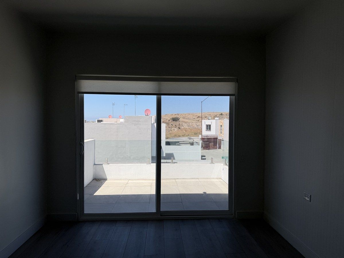 14 de 28: Recámara principal con amplia terraza