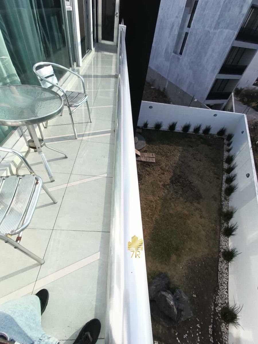 35 de 37: Terraza y jardin